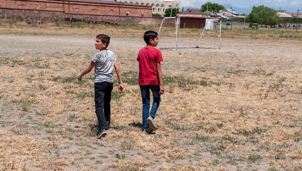 Местные ребята на футбольном поле Эчмиадзина - Sputnik Армения
