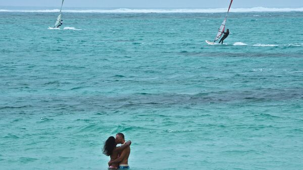 Влюбленная пара в Индийском океане на побережье острова Маврикий (Mauritius). - Sputnik Армения