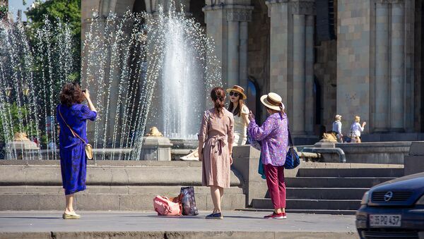 Туристы из Азии на площади Республики - Sputnik Армения