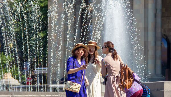 Туристы из Азии на площади Республики - Sputnik Արմենիա