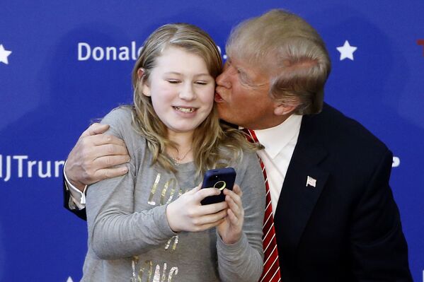 Հանրապետական կուսակցությունից ԱՄՆ նախագահի թեկնածու Դոնալդ Թրամփը համբուրեց քաղաքացուն, երբ սելֆի արեց քարոզարշավի կանգառի ժամանակ. հունվարի 1-ի 2016թ. Portsmouth, N. H. - Sputnik Արմենիա
