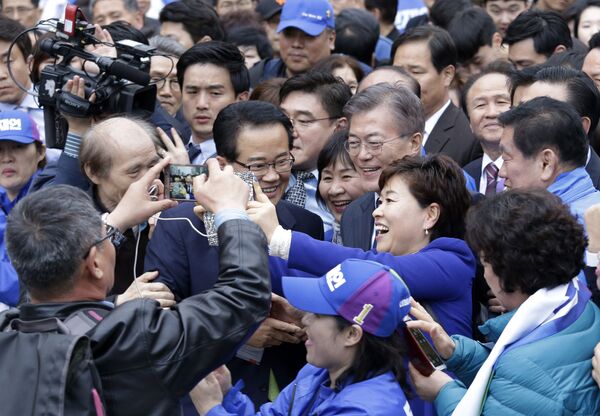 Հարավային Կորեայի նախագահի թեկնածու Մուն Չժե Ինը լուսանկարվում է իր համախոհների հետ նախագահական ընտրական քարոզարշավի ժամանակ։ 2017 թվականի ապրիլի 17 - Sputnik Արմենիա