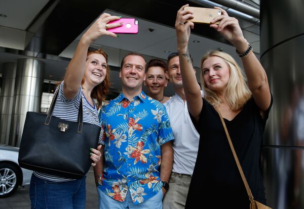 ՌԴ վարչապետ Դմիտրի Մեդվեդևը լուսանկարվում է ռուս և ուկրաինացի զբոսաշրջիկների հետ Մալայզիայի մայրաքաղաք Կուալա Լումպուրի տեսարժան վայրերի այցելության ժամանակ։ 2015 թվականի նոյեմբերի 22 - Sputnik Արմենիա