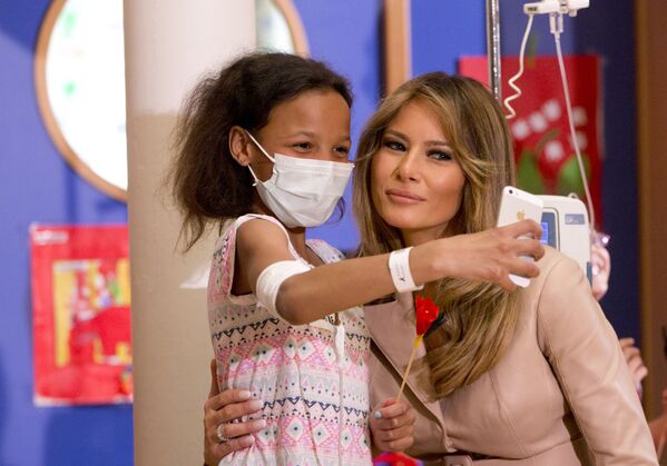 Փոքր երեխան սելֆի է անում ԱՄՆ նախագահ Դոնալդ Թրամփի կնոջ` Մելանյա Թրամփի հետ, Բրյուսելում Ֆաբիոլա թագուհու մանկական հիվանդանոցում։ 2017 թվականի մայիսի 25 - Sputnik Արմենիա