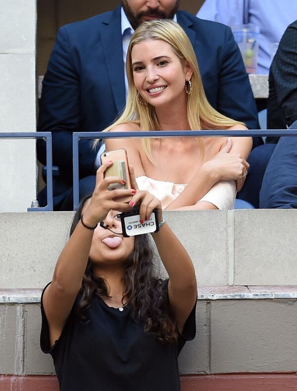 Աղջիկը լուսանկարվում է ԱՄՆ նախագահի դստեր` Իվանկա Թրամփի հետ US Open 2016 եզրափակիչ խաղի ժամանակ։ 2016 թվականի սեպտեմբերի 11, Նյու Յորք - Sputnik Արմենիա