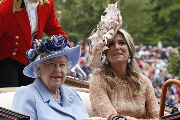 Королева Великобритании Елизавета II и королева Нидерландов Максима прибывают на скачки Royal Ascot  - Sputnik Армения