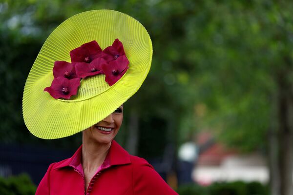 Посетительница королевских скачек Royal Ascot Посетительница королевских скачек Royal Ascot - Sputnik Армения