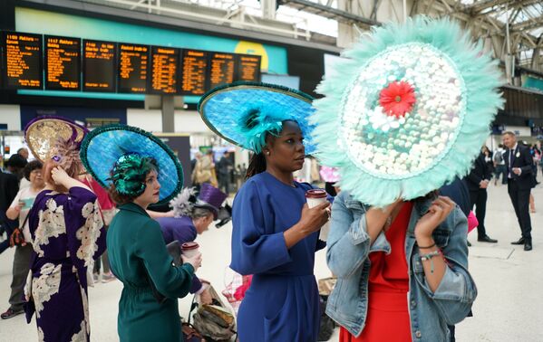 Посетительницы королевских скачек Royal Ascot Посетительницы королевских скачек Royal Ascot - Sputnik Армения