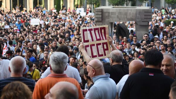Участники акции протеста у здания парламента Грузии (21 июня 2019). Тбилиси - Sputnik Армения