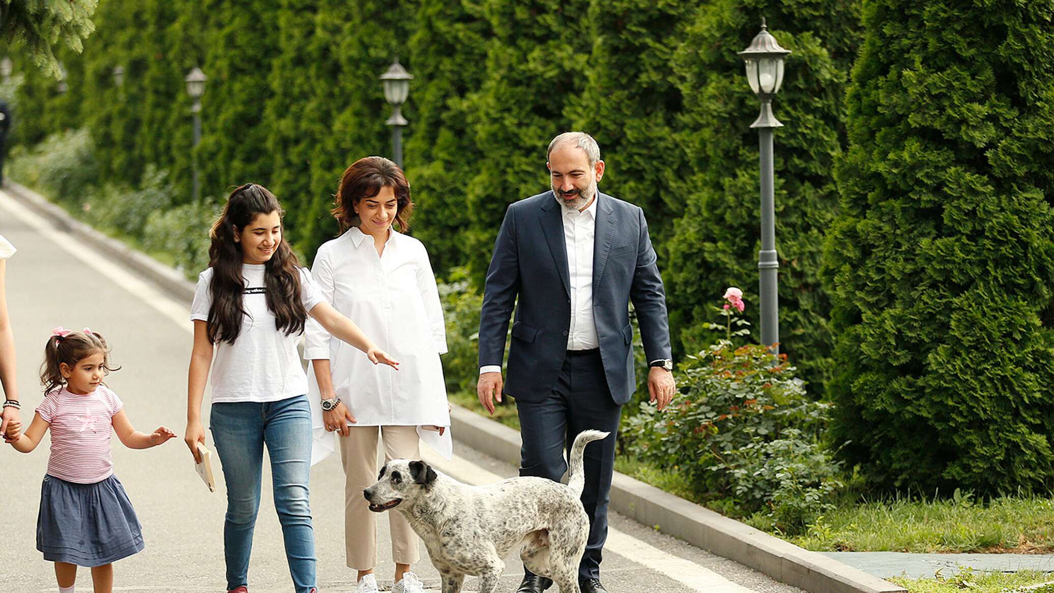 Семья премьер министра. Никол Пашинян дочь. Мариам Пашинян. Никол Пашинян с семьей.