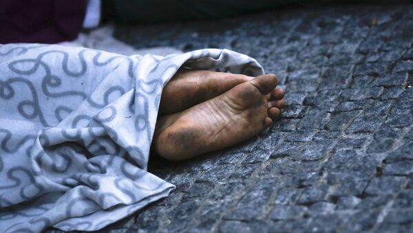 Мигрант, спящий на улице - Sputnik Արմենիա