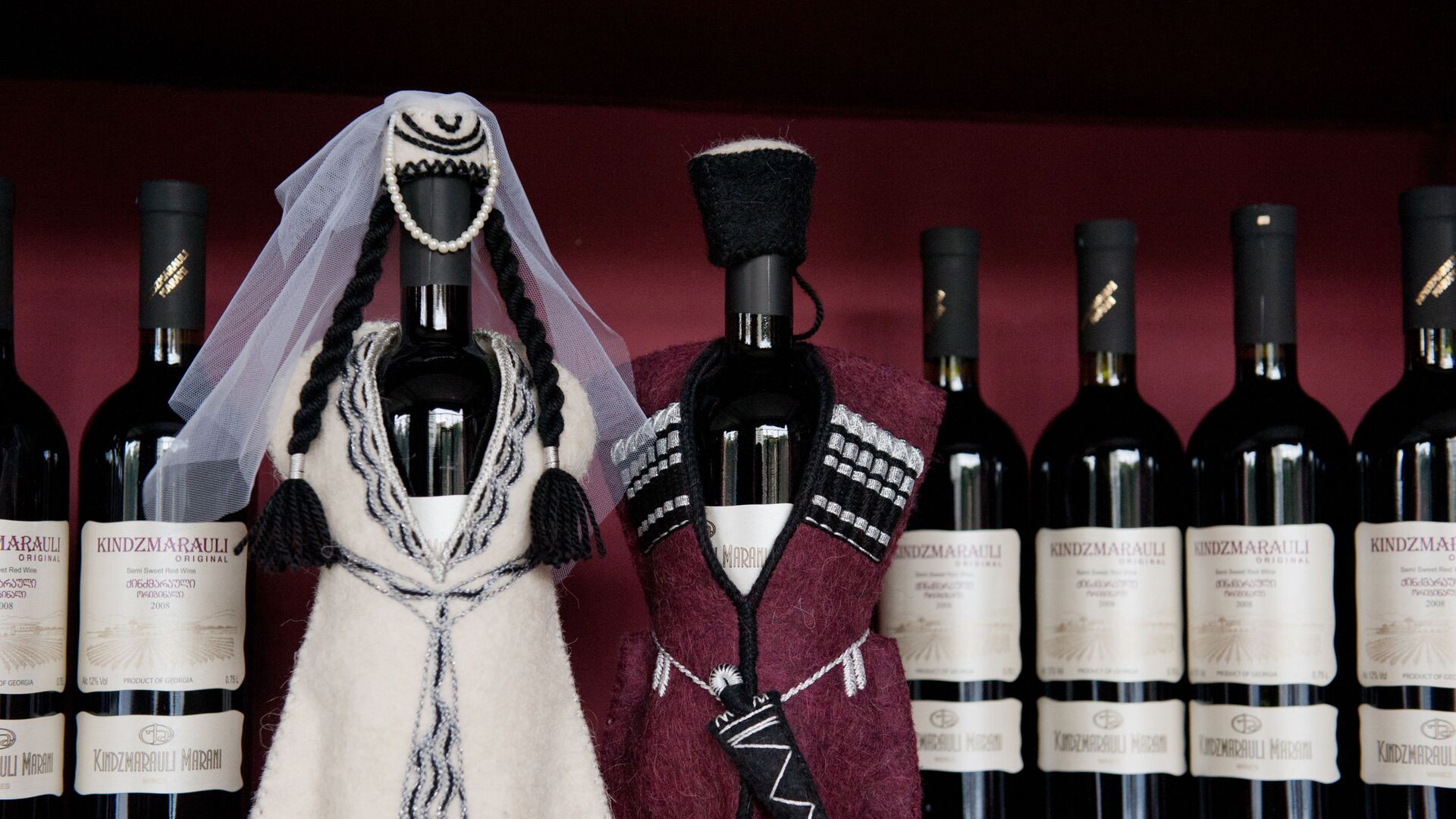 Бутылки вина на полках в фирменном магазине Киндзмараули Марани в Тбилиси - Sputnik Армения, 1920, 20.06.2023
