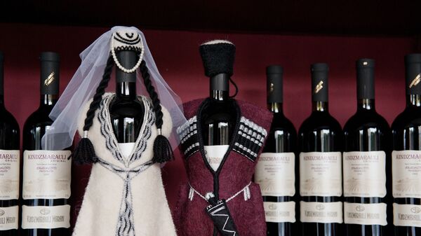 Бутылки вина на полках в фирменном магазине Киндзмараули Марани в Тбилиси - Sputnik Արմենիա