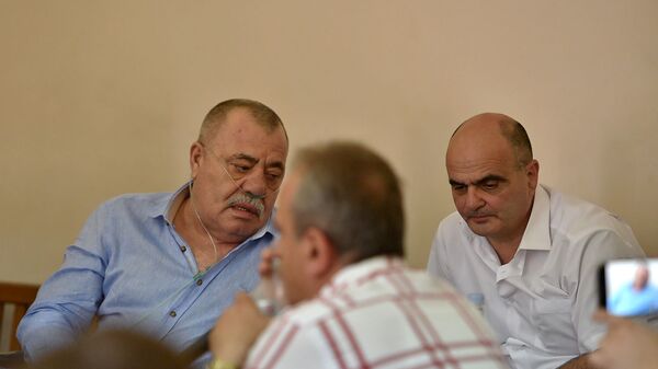 Манвел Григорян и адвокат Левон Багдасарян на судебном заседании по своему делу (25 июня 2019). Еревaн - Sputnik Армения