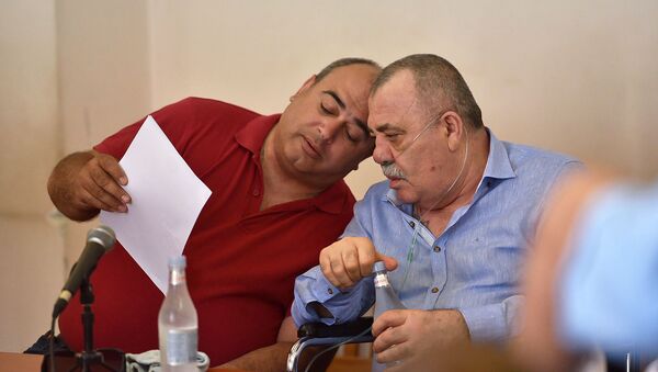 Манвел Григорян и адвокат Арсен Мкртчян на судебном заседании по своему делу (25 июня 2019). Еревaн - Sputnik Армения