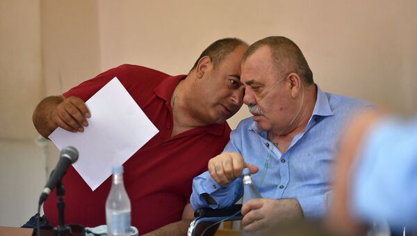 Манвел Григорян и адвокат Арсен Мкртчян на судебном заседании по своему делу (25 июня 2019). Еревaн - Sputnik Արմենիա