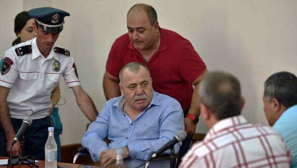 Манвел Григорян и адвокат Арсен Мкртчян на судебном заседании по своему делу (25 июня 2019). Еревaн - Sputnik Армения