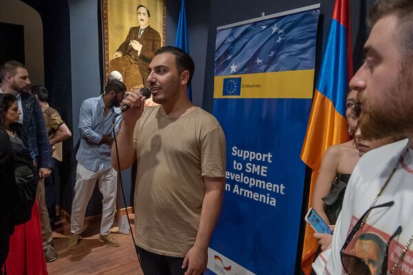 Именная сумочка жены Пашиняна и не только этника - армянские дизайнеры заявляют о себе Именная сумочка жены Пашиняна и не только этника - армянские дизайнеры заявляют о себе - Sputnik Армения