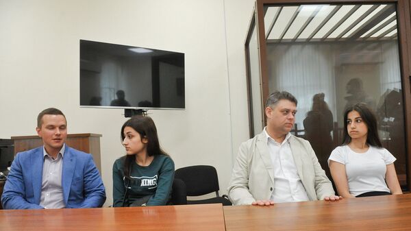 Сестры Ангелина (справа) и Крестина (слева) Хачатурян, обвиняемые в соучастии в жестоком убийстве своего отца, во время рассмотрения ходатайства следствия о продлении домашнего ареста в Басманном суде (26 июня 2019). Москвa - Sputnik Армения