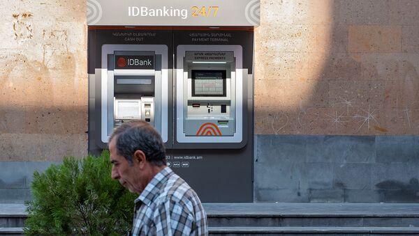 Прохожий у банкомата на Северном проспекте - Sputnik Армения