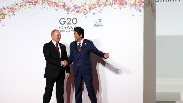 Президент РФ Владимир Путин и премьер-министр Японии Синдзо Абэ на церемонии официальной встречи участников саммита Группы двадцати в международном выставочном центре INTEX Osaka - Sputnik Армения