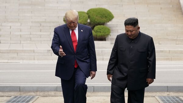 Встреча лидеров США и Северной Кореи Дональда Трампа и Кима Чен Ына в демилитаризованной зоне, разделяющей две Кореи (30 июня 2019). Пханмунджом, Южная Корея - Sputnik Արմենիա