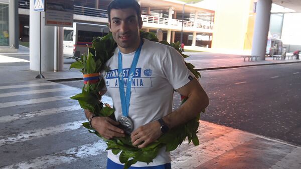 Серебренный медалист Вторых Европейских игр, гимнаст Ваагн Давтян в аэропорту Звартноц (1 июля 2019). Еревaн - Sputnik Армения