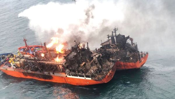 Тушение пожара на танкерах в Керченском проливе - Sputnik Армения