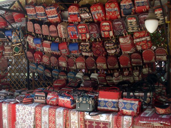Ереван часы работы. Рынок Вернисаж в Ереване. Рынок Вернисаж Ереван сувениры. Вернисаж Армения Ереван. Армения Вернисаж ярмарка.