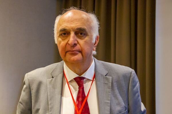 Мы вместо я: знаменитый кардиохирург рассказал о медицине в Армении и первой потере Мы вместо я: знаменитый кардиохирург рассказал о медицине в Армении и первой потере - Sputnik Армения