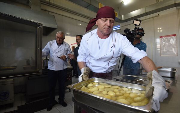 Повар на кухне военной столовой - Sputnik Армения