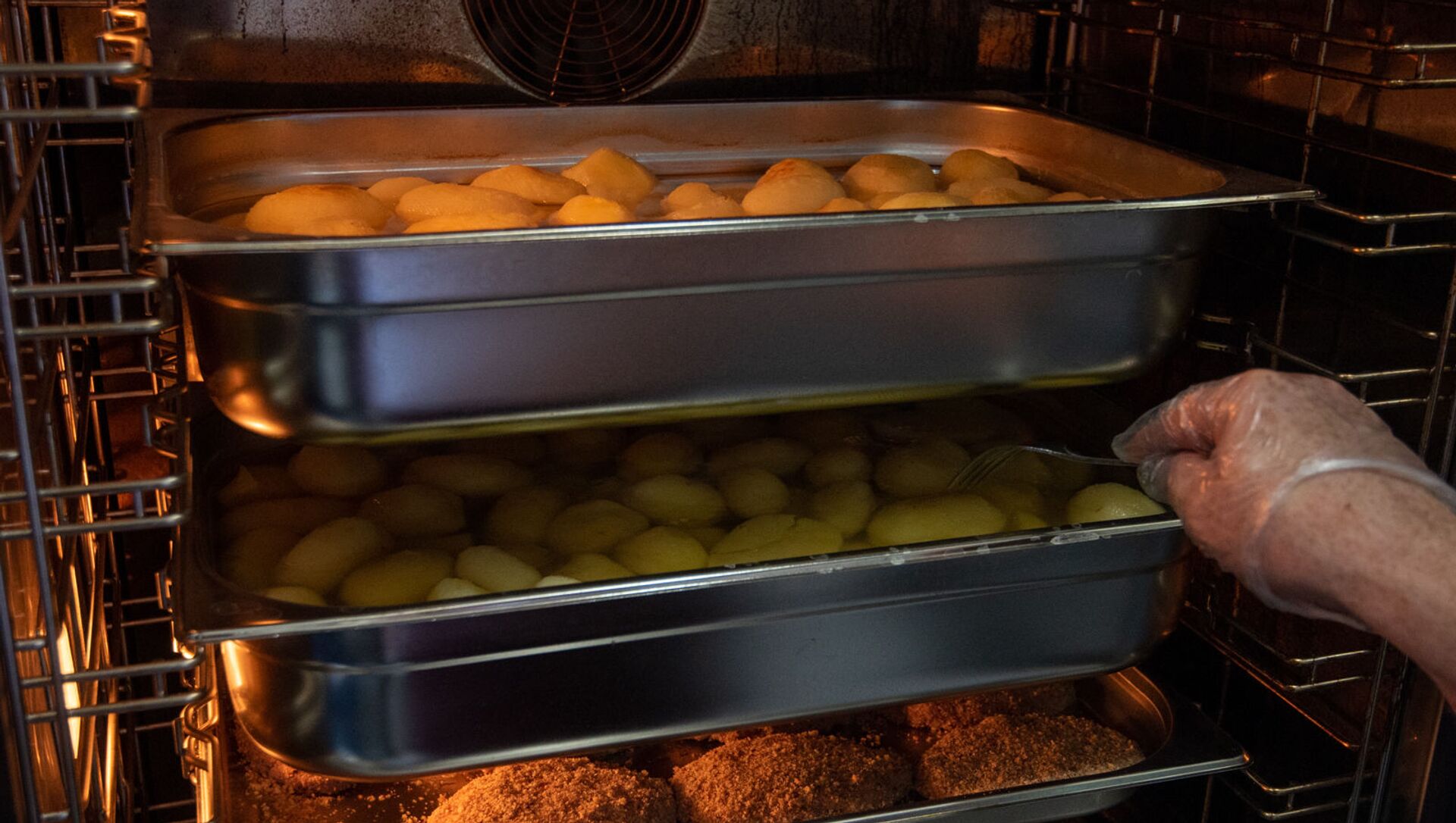 Повар тестирует картофель в печи на кухне военной столовой - Sputnik Արմենիա, 1920, 20.03.2021