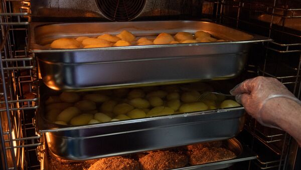 Повар тестирует картофель в печи на кухне военной столовой - Sputnik Արմենիա