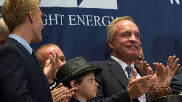 Председатель Foresight Energy LP Кристофер Клайн (справа) звонит в колокол открытия на Нью-Йоркской фондовой бирже (19 июня 2014). Нью - Йорк  - Sputnik Армения