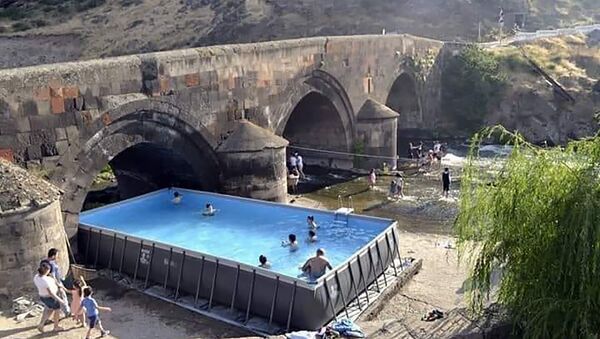 Бассейн под историческим мостом в Ошакане - Sputnik Армения