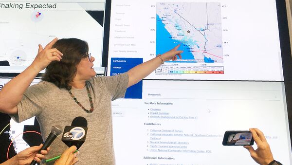Сейсмолог Люси Джонс показывает эпицентр землектясения во время пресс-конференции в сейсмологической лаборатории Caltech (4 июля 2019). Пасадена, Калифорния - Sputnik Армения