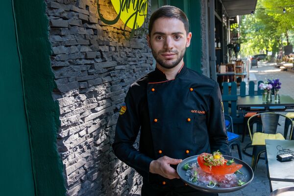 Вкусная Армения: в Ереване готовят блюдо на залитой кровью руке – все в восторге Вкусная Армения: в Ереване готовят блюдо на залитой кровью руке – все в восторге - Sputnik Армения