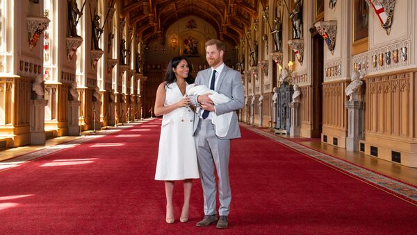 Британский принц Гарри с супругой Меган, герцогиней Сассекс, и новорожденным сыном в зале Святого Георгия в Виндзорском замке (8 мая 2019). Виндзор - Sputnik Արմենիա