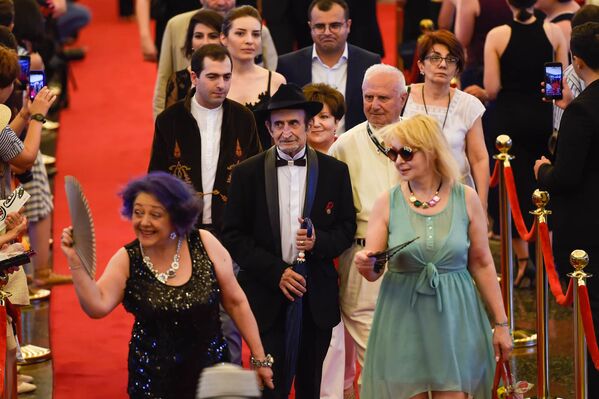 Гости на красной дорожке во время церемонии открытия XVI Ереванского международного кинофестиваля Золотой абрикос - Sputnik Армения