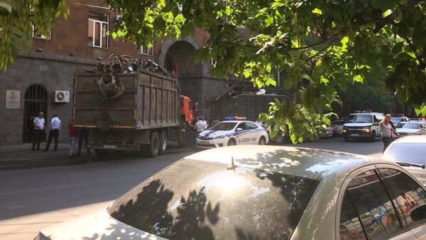 Автомобили компаний по экспорту металлолома заблокировали вход в Комитет госдоходов (8 июля 2019). Еревaн - Sputnik Արմենիա
