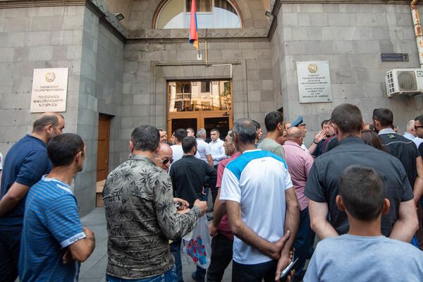 ՊԵԿ–ի մուտքը բացեցին. ի՞նչ խոստացան պաշտոնյաները ՊԵԿ–ի մուտքը բացեցին. ի՞նչ խոստացան պաշտոնյաները - Sputnik Արմենիա