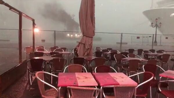 В Венеции круизный лайнер чуть не врезался в прибрежное кафе во время шторма - Sputnik Армения