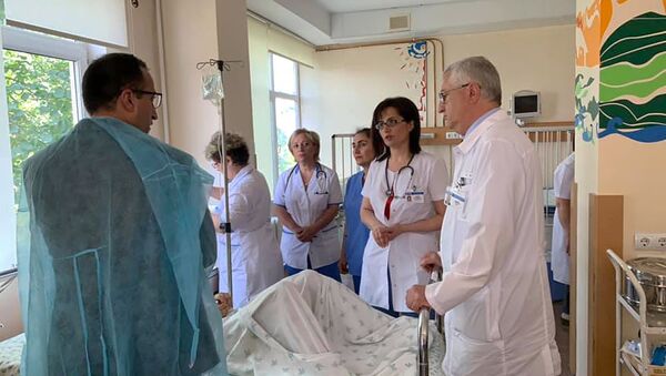 Министр здравоохранения Арсен Торосян навестил доставленных в Армению пострадавших в ДТП в Грузии (8 июля 2019). Еревaн - Sputnik Армения