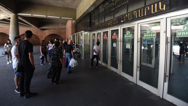 Люди перед закрытой станцией метро Площадь Республики (10 июля 2019). Еревaн - Sputnik Արմենիա