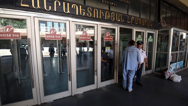 Люди перед закрытой станцией метро Площадь Республики (10 июля 2019). Еревaн - Sputnik Արմենիա