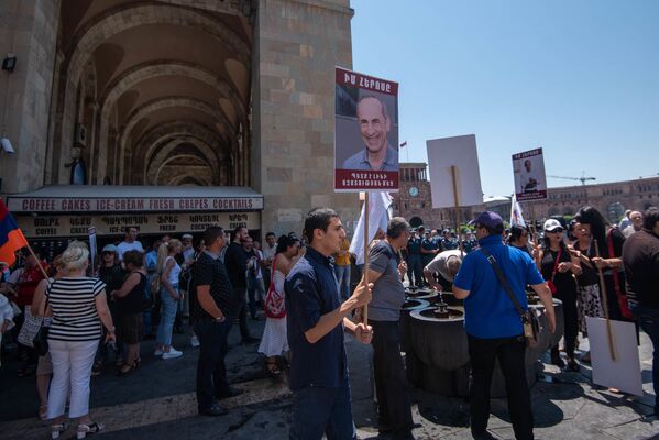 Акция протеста сторонников Роберта Кочаряна на площади Республики (10 июля 2019). Еревaн - Sputnik Армения