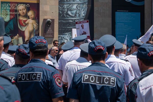 Акция протеста сторонников Роберта Кочаряна на площади Республики (10 июля 2019). Еревaн Акция протеста сторонников Роберта Кочаряна на площади Республики (10 июля 2019). Еревaн - Sputnik Армения