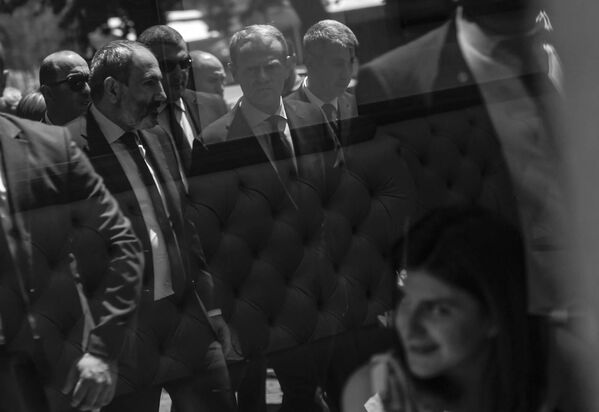 Совместная прогулка премьер-министра Армении Никола Пашиняна и председателя Европейского совета Дональда Туска (10 июля 2019). Еревaн - Sputnik Армения