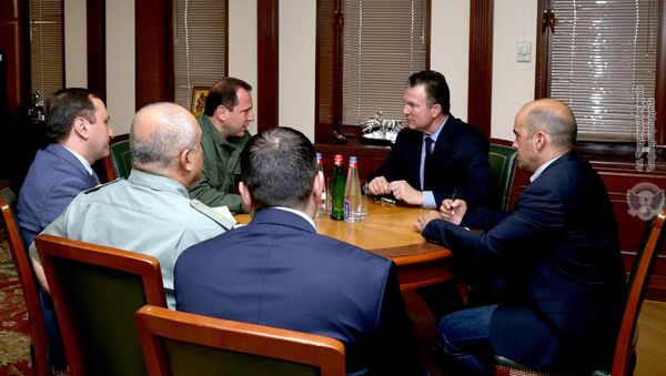 Министр обороны Армении Давид Тоноян принял вице-адмирала Колина Килрейна (10 июля 2019). Еревaн - Sputnik Արմենիա