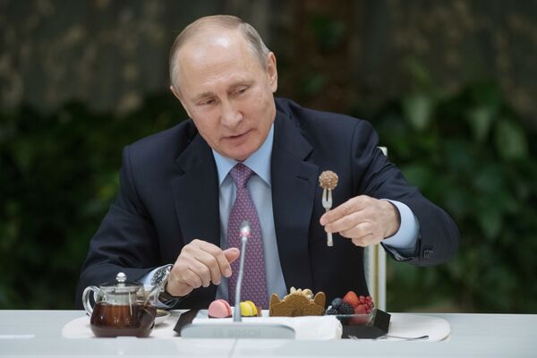 Президент РФ Владимир Путин на встрече с победителями всероссийского конкурса Семья года - Sputnik Армения